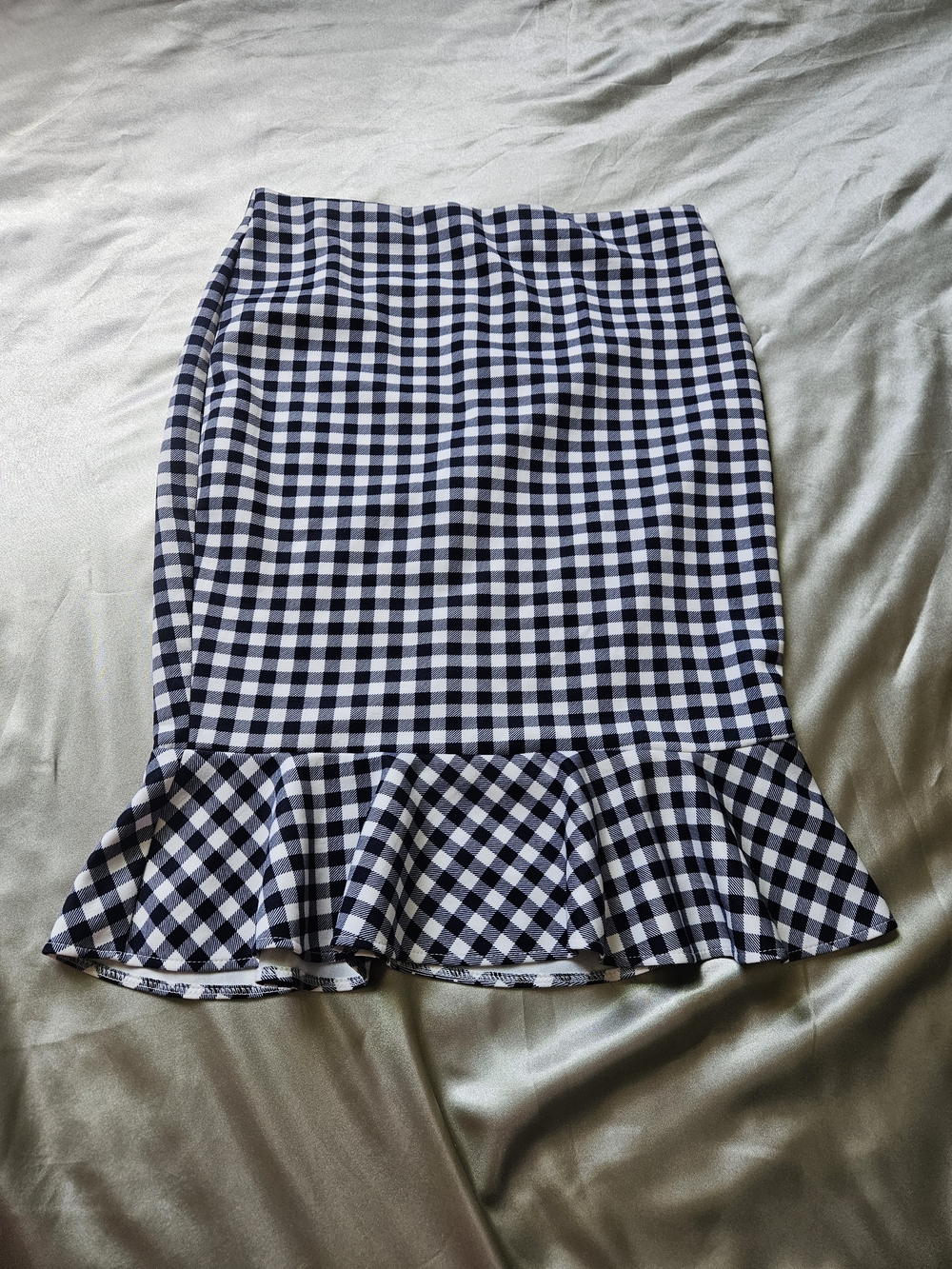 Gingham Ruffle-Hem Midi Skirt in Black and White Size M